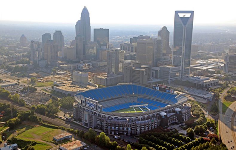 ARCHIVO - En esta fotografía de archivo del 16 de agosto de 2012, el panorama urbano de Charlotte, Carolina del Norte, se alza detrás del estadio Bank of America en esta vista aérea. (Foto AP/Chuck Burton, Archivo)
