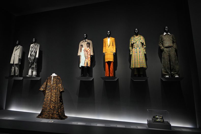 Diseños en la exposición del Instituto de Vestido del Museo Metropolitano de Arte, Superfine: Tailoring Black Style, el sábado 3 de mayo de 2025, en Nueva York. (Foto Charles Sykes/Invision/AP) MODA-MET GALA-EXPOSICIÓN