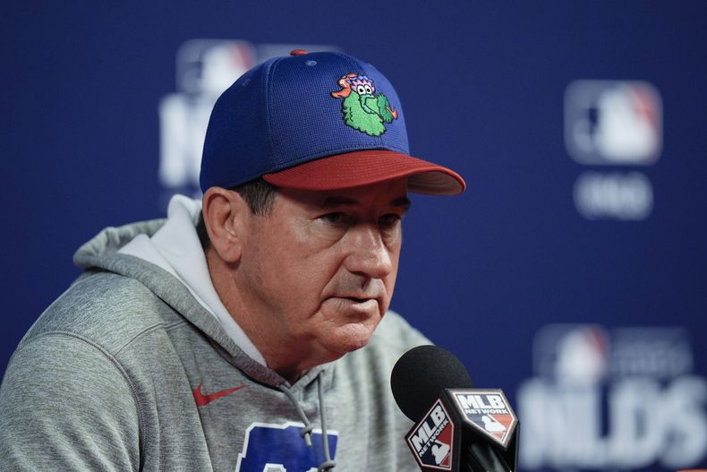 El mánager de los Filis de Filadelfia, Rob Thomson, habla antes del Juego 1 de una Serie Divisional de la Liga Nacional de béisbol contra los Mets de Nueva York, el sábado 5 de octubre de 2024, en Filadelfia. (AP Foto/Chris Szagola)