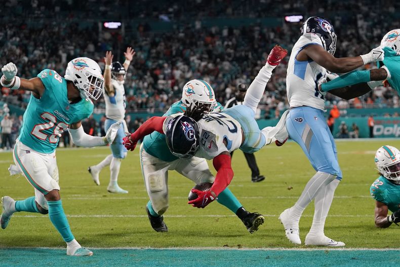 Derrick Henry (22), running back de los Titans de Tennessee, anota un touchdown durante la segunda mitad del juego de la NFL en contra de los Dolphins de Miami, el lunes 11 de diciembre de 2023, en Miami. (AP Foto/Lynne Sladky)
