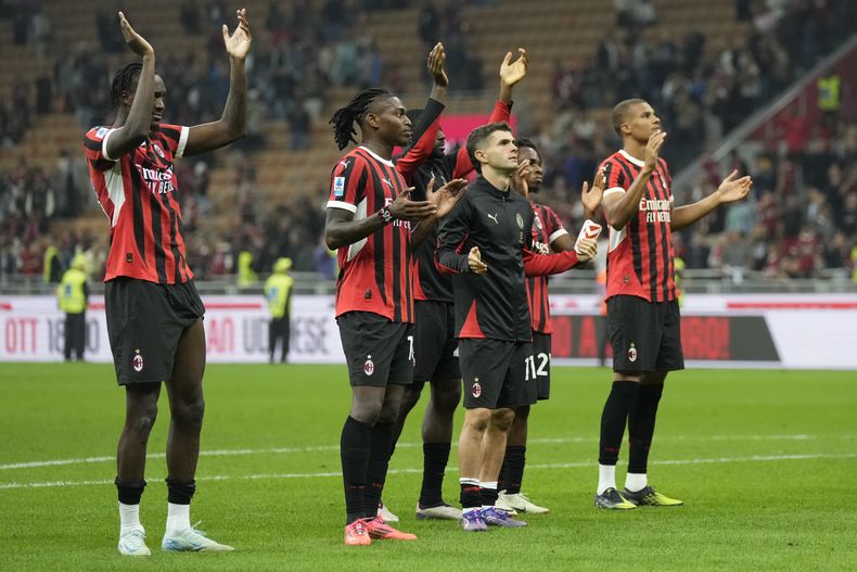 Los jugadores del Milan festejan la victoria sobre Lecce en la Serie A italiana, el viernes 27 de septiembre de 2024, en el estadio de San Siro (AP Foto/Antonio Calanni)