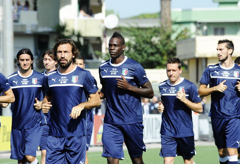 Los jugadores de la selecci&oacute;n de Italia participan en un entrenamiento el lunes, 14 de octubre de 2013, en las afueras de N&aacute;poles. (AP Photo/Salvatore Laporta)