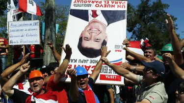 americateve | Manifestantes protestan contra el presidente de Paraguay Horacio Cartes por una ley apoyada por el gobierno para privatizar varios servicios p&uacute;blicos en Asunci&oacute;n, el lunes 28 de octubre de 2013. (Foto AP/Jorge Saenz)