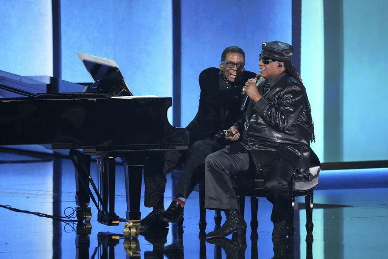 Herbie Hancock, izquierda, y Stevie Wonder se presentan durante la 67ª entrega anual de los premios Grammy el domingo 2 de febrero de 2025 en Los Ángeles. (Foto AP/Chris Pizzello)