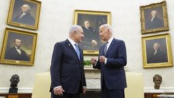 ARCHIVO - El presidente Joe Biden (derecha) habla con el primer ministro israelí Benjamin Netanyahu en la Oficina Oval de la Casa Blanca, en Washington, el 25 de julio de 2024. (AP Foto/Susan Walsh, Archivo)