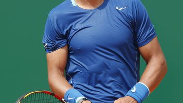 americateve | Reacci&oacute;n de Rafael Nadal tras perder un punto ante David Ferrer en Montecarlo el 18 de abril del 2014. Nadal cay&oacute; frente su compatriota y ahora buscar&aacute; reponerse en el torneo de Barcelona. (AP Photo/Michel Euler)