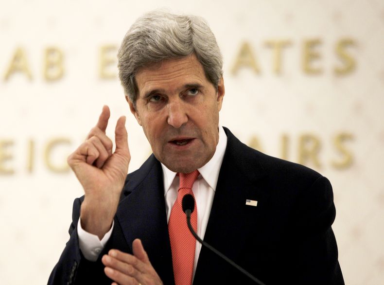 El secretario norteamericano de Estado John Kerry da una conferencia de prensa junto con el jeque Abdul&aacute; bin Zayed Al Nahyan, ministro de asuntos exteriores de los Emiratos Arabes Unidos, en Abu Dabi, el lunes 11 de noviembre de 2013. (Foto AP/Kamr