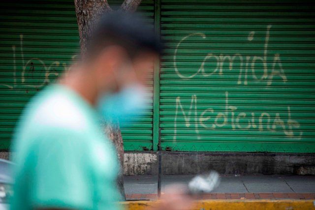 Pero su salario, que ni siquiera llega a los 55 dólares que el Observatorio Venezolano (OVF) de Finanzas cifra como promedio, la devuelve a la realidad: la compra será limitada. EFE/RAYNER PEÑA R.