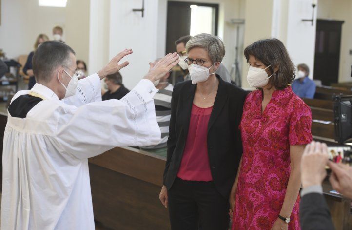 Católicos alemanes bendicen parejas gay, chocan con Vaticano