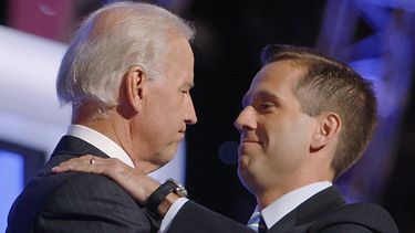 ARCHIVO - El entonces candidato vicepresidencial demócrata, senador Joe Biden, abraza a su hijo Beau Biden en la convención nacional demócrata en Denver, 27 de agosto de 2008. (AP Foto/Charles Dharapak, File)