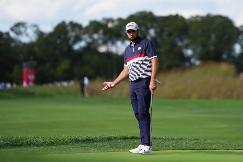 Scottie Scheffler, de Estados Unidos, se lamenta tras errar un putt en el hoyo 11 durante la Copa Ryder, el viernes 26 de septiembre de 2025 (AP Foto/Matt Slocum)