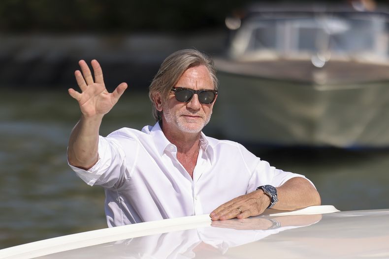 Daniel Craig a su llegada a la conferencia de prensa de la película Queer durante la 81a edición del Festival de Cine de Venecia en Venecia, Italia, el martes 3 de septiembre de 2024. (Foto Vianney Le Caer/Invision/AP)