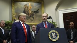 ARCHIVO - El presidente de EEUU, Donald Trump, escucha mientras el director de la Oficina de Administración y Presupuesto Russ Vought habla durante un evento en la Casa Blanca el 9 de octubre de 2019 en Washington. (AP Foto/Evan Vucci, Archivo)