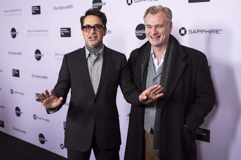 Robert John Downey Jr., izquierda, y Christopher Nolan asisten a la gala inaugural del Festival de Cine de Sundance 2024 el jueves 18 de enero de 2024, en Kamas, Utah. (Foto Charles Sykes/Invision/AP)