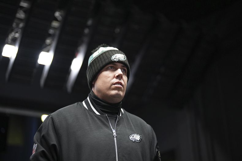 Kellen Moore, coordinador ofensivo de los Eagles de Filadelfia, camina rumbo al campo de juego previo al Juego de Campeonato de la NFC en contra de los Commanders de Washington, el domingo 26 de enero de 2025, en Filadelfia. Moore es el principal candidato para ser entrenador en jefe de los Saints de Nueva Orleans, el único equipo que falta en contratar head coach en la NFL. (AP Foto/Matt Slocum)