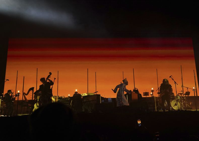 ARCHIVO - La banda mexicana Café Tacvba durante su presentación en el festival Vive Latino en la Ciudad de México el 18 de marzo de 2023. Café Tacvba se encuentra de gira por Estados Unidos con Cafanes en junio de 2024. (Foto AP/Fernando Llano, archivo)