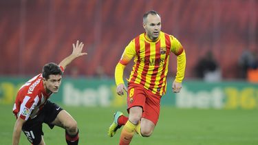 americateve | Andres Iniesta,derecha, de Barceliona, se escapa con el bal&oacute;n tras evadir la defensa de Ander Herrera, del Atl&eacute;tico de Bilbao, en un partido de La Liga el domingo, 1 de diciembre del 2013.  (Foto AP/Alvaro Barrientos)