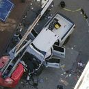 Una bandera negra con letras blancas yace en el suelo enrollada detrás de una camioneta que un hombre arrojó contra una multitud en la calle Bourbon de Nueva Orleans, matando e hiriendo a varias personas, la madrugada del miércoles 1 de enero de 2025. (AP foto/Gerald Herbert)