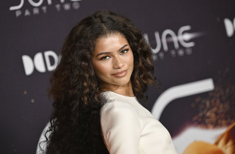Zendaya asiste al estreno de Dune: Part Two en Lincoln Center Plaza el domingo 25 de febrero de 2024, en Nueva York. Zendaya será una de las presentadoras de los Oscar el 10 de marzo. (Foto Evan Agostini/Invision/AP)