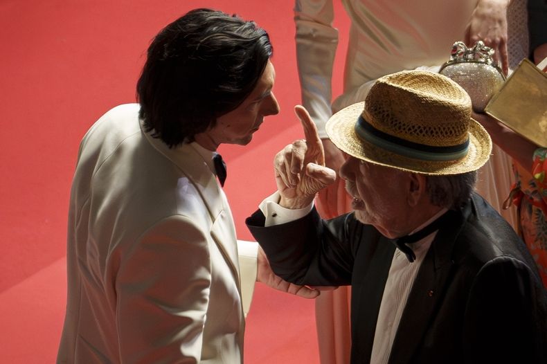 Adam Driver, izquierda, habla con el director Francis Ford Coppola al salir de la premiere de Megalopolis en la 77a edición del Festival de Cine de Cannes en Francia el jueves 16 de mayo de 2024. (Foto Andreea Alexandru/Invision/AP)