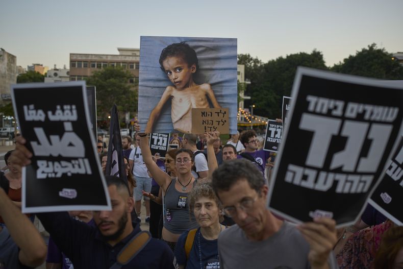 Activistas israelíes participan en una protesta contra la guerra en la Franja de Gaza, las medidas de Israel sobre distribución de comida y el desplazamiento forzoso de palestinos, en Tel Aviv, Israel, el martes 22 de julio de 2025. (AP Foto/Ohad Zwigenberg)