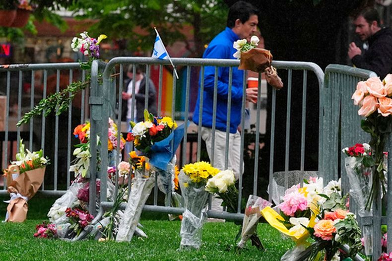 Un memorial en honor a las víctimas de un ataque contra una manifestación proisraelí en Boulder, Colorado, el 3 de junio del 2025. (AP foto/David Zalubowski)