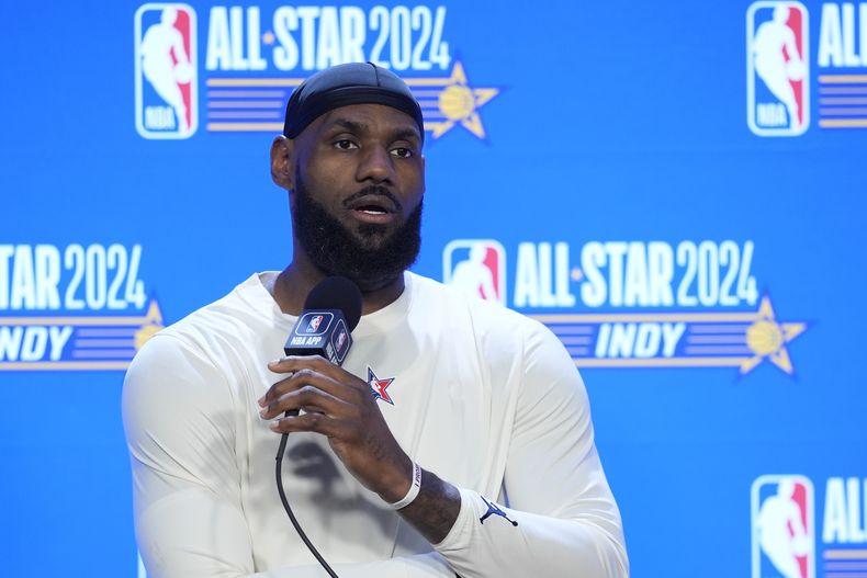 LeBron James, de los Lakers de Los Ángeles, habla durante una conferencia de prensa previo al Juego de Estrellas de la NBA, el domingo 18 de febrero de 2024, en Indianápolis. (AP Foto/Darron Cummings)