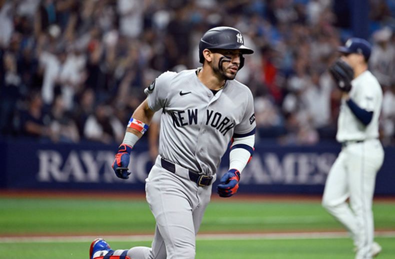 José Caballero, de los Yankees de Nueva York, corre las bases después de batear un jonrón de tres carreras frente a Griffin Jax, al fondo, lanzador de los Rays de Tampa Bay, durante la quinta entrada del juego de béisbol de Grandes Ligas, el lunes 6 de julio de 2026, en San Petersburgo, Floria. (AP Foto/Jason Behnken)