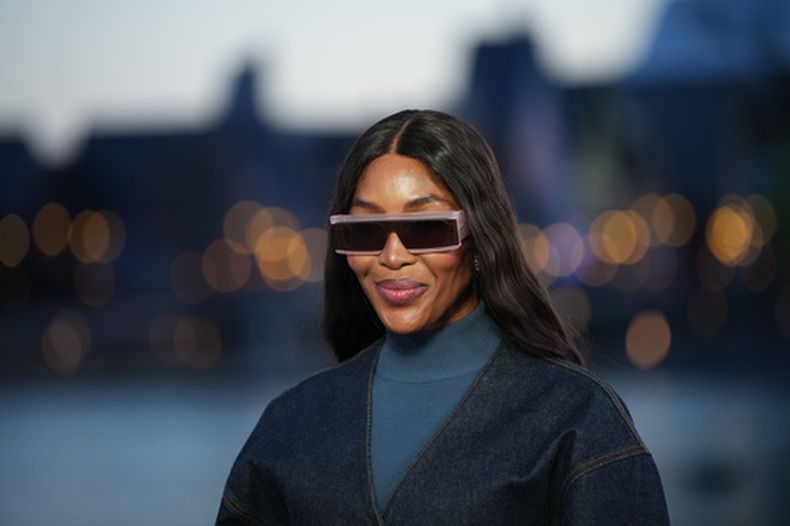 ARCHIVO - Naomi Campbell asiste a la inauguración de Disney Adventure World y World Of Frozen en Disneyland París, en Marne-la-Vallee, al este de París, el 28 de marzo de 2026. (AP Foto/Christophe Ena, archivo)