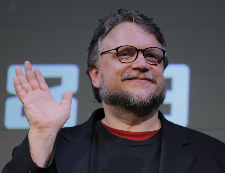 ARCHIVO- En esta foto del 28 de julio de 2013 el director mexicano Guillermo Del Toro posa para los fot&oacute;grafos durante una conferencia de prensa para promocionar su nueva pel&iacute;cula "Pacific Rim", en Tokio. &ldquo;Guillermo del Toro