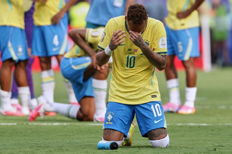Neymar, de la selección de Brasil, se lamenta tras la eliminación ante Noruega en los octavos de final de la Copa del Mundo, el domingo 5 de julio de 2026 en East Rutherford, Nueva Jersey (AP Foto/Adam Hunger)