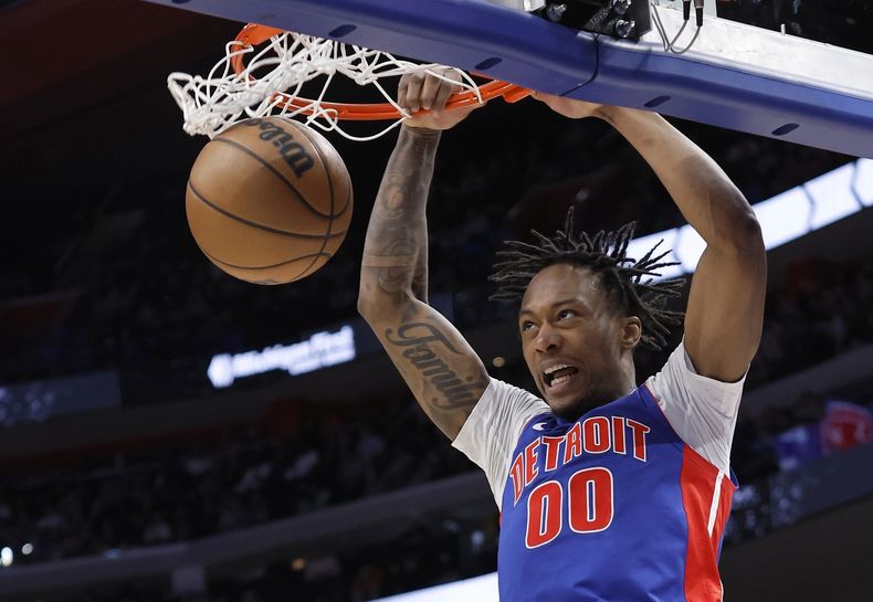 Ronald Holland II, alero de los Pistons de Detroit, realiza una clavada frente a los Knicks de Nueva York en el partido del jueves 10 de abril de 2025 (AP Foto/Duane Burleson)