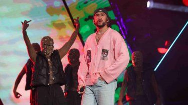 bad bunny protagoniza la primera portada en espanol de la revista time