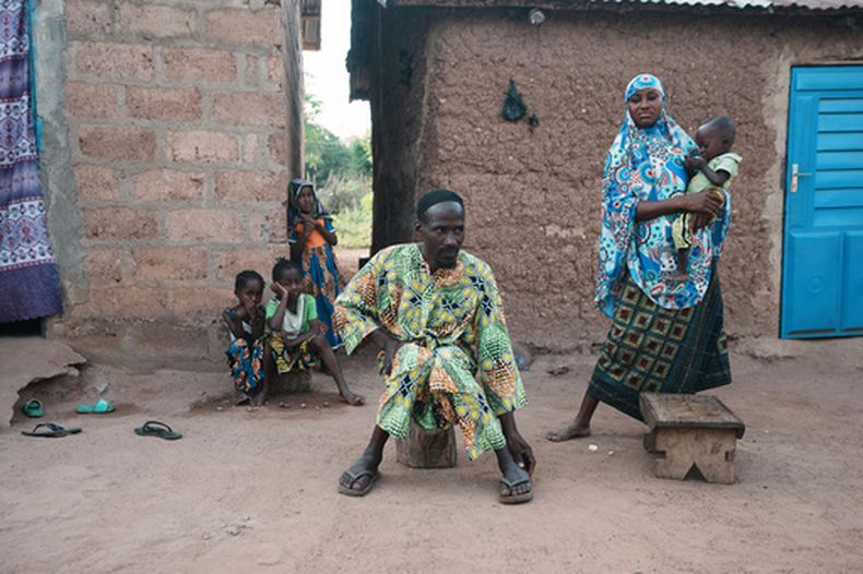Sabi Bera Zakari (cent) y su esposa Aboudou Salamatou (d) afuera de su casa en Ndali, Benín, el 17 de mayo del 2026. (AP foto/Sunday Alamba)