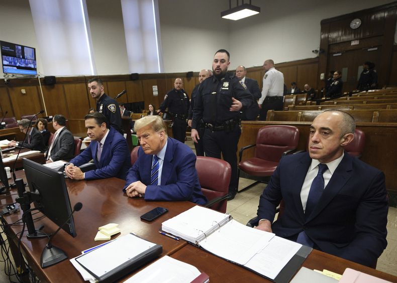 El expresidente Donald Trump en la corte penal de Manhattan, el 16 de abril de 2024, en Nueva York. (Curtis Means/DailyMail.com vía AP, Pool, Archivo)