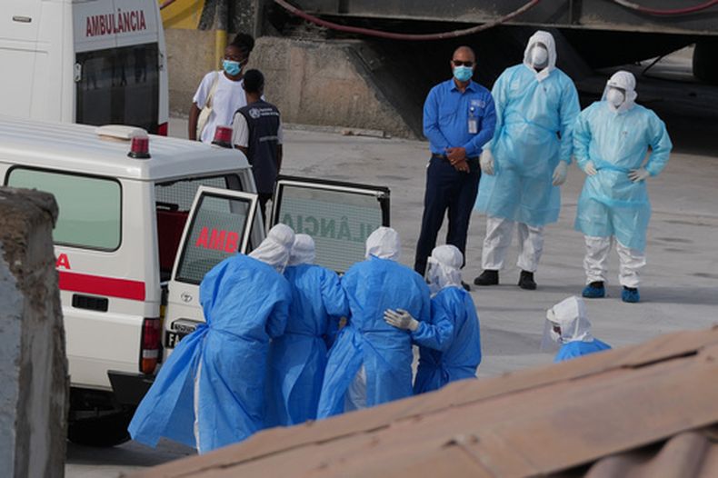 ARCHIVO – Trabajadores sanitarios con equipo de protección evacuan a los pacientes del crucero MV Hondius hacia una ambulancia en Praia, Cabo Verde, el 6 de mayo de 2026. (AP Foto/Misper Apawu, Archivo)