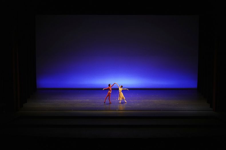 Germain Louvet, izquierda, y Sae Eun Park durante su presentación en la gala de danza Despertares en el Auditorio Nacional de la Ciudad de México, el sábado 30 de agosto de 2025. (Foto AP/Eduardo Verdugo)