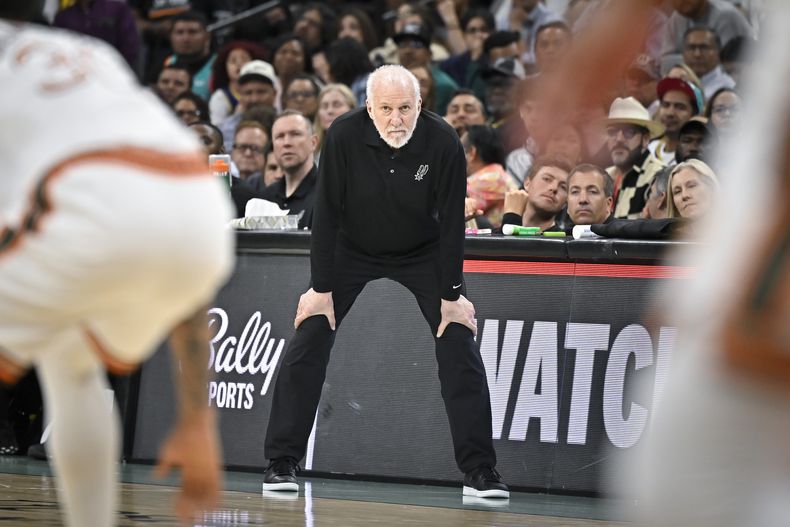ARCHIVO - Gregg Popovich, entrenador de los Spurs de San Antonio, observa desde la banda la actividad dentro de la duela durante la segunda mitad del juego de baloncesto de la NBA contra los Warriors de Golden State, el 31 de marzo de 2024, en San Antonio. (AP Foto/Darren Abate, Archivo)