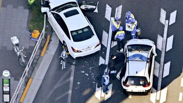 Investigadores analizan la escena de un atropello múltiple en Tokio, el lunes 24 de noviembre de 2025. (Kyodo News via AP)