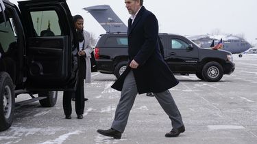 ARCHIVO - Hunter Biden, hijo del presidente Joe Biden, camina hacia un vehículo oficial tras descender del avión presidencial con el presidente Joe Biden, el 4 de febrero de 2023, en la Base Hancock Field de la Guardia Nacional Aérea en Syracuse, Nueva York. (AP Foto/Patrick Semansky, archivo)