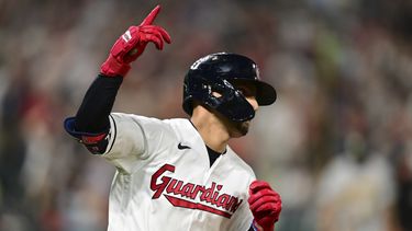 El venezolano Andrés Giménez, de los Guardianes de Cleveland, corre a la inicial tras conectar el sencillo que significó el triunfo sobre los Atléticos de Oakland, el martes 20 de junio de 2023 (AP Foto/David Dermer)