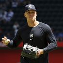 El jardinero central de los Yanquis de Nueva York Aaron Judge realiza un calentamiento antes del juego ante los Rangers de Texas el domingo 30 de abril del 2023. (AP Foto/Richard W. Rodriguez)