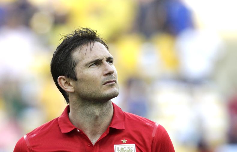 El jugador de la selecci&oacute;n de Inglaterra, Frank Lampard, escucha el himno antes de un amistoso el 2 de julio de 2013 en R&iacute;o de Janeiro. Lampard anunci&oacute; su retiro de la selecci&oacute;n el 26 de agosto de 2014. (AP Photo/Victor R. Caiv