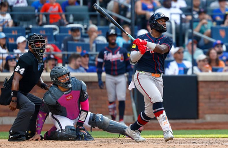 Michael Harris II, de los Bravos de Atlanta, sigue el vuelo de la pelota de su jonrón durante la octava entrada del juego de béisbol de Grandes Ligas contra los Mets de Nueva York, el sábado 13 de junio de 2026, en Nueva York. (AP Foto/Noah K. Murray)