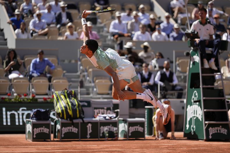 Carlos Alcaraz en acción en el partido contra Taro Daniel durante la segunda ronda del Abierto de Francia, el miércoles 31 de mayo de 2023, en París. (AP Foto/Thibault Camus)