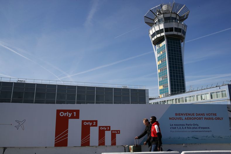 ARCHIVO - Pasajeros llegan al aeropuerto de Orly, en el sur de París, el lunes 13 de mayo de 2019. (AP Foto/Christophe Ena, Archivo)