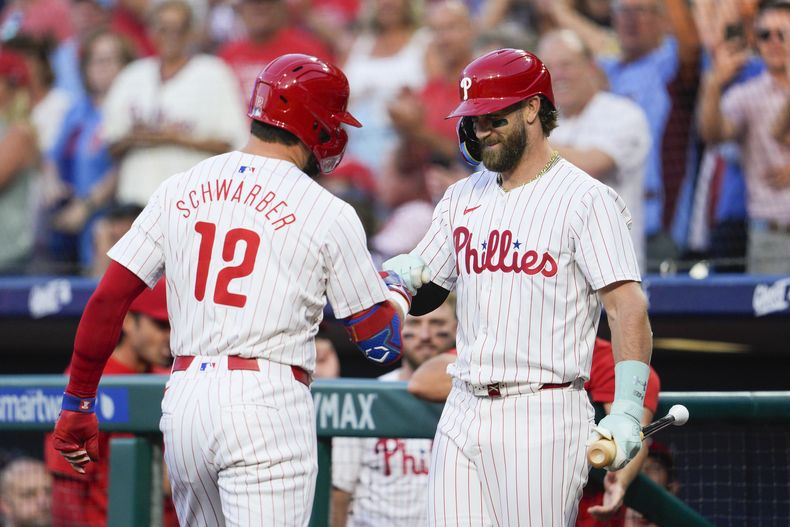 Kyle Schwarber, de los Filis de Filadelfia, festeja su jonrón solitario con Bryce Harper, en el juego del martes 10 de septiembre de 2024, ante los Rays de Tampa Bay (AP Foto/Derik Hamilton)