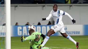 americateve | Yaya Toure, del Manchester City, observa la estirada del portero del CSKA Mosc&uacute; Igor Akinfeev durante un partido del Grupo D de la Liga de Campeones en el estadio Arena Khimki en las afueras de Mosc&uacute;, Rusia, el mi&eacute;rcoles 23 de octubre