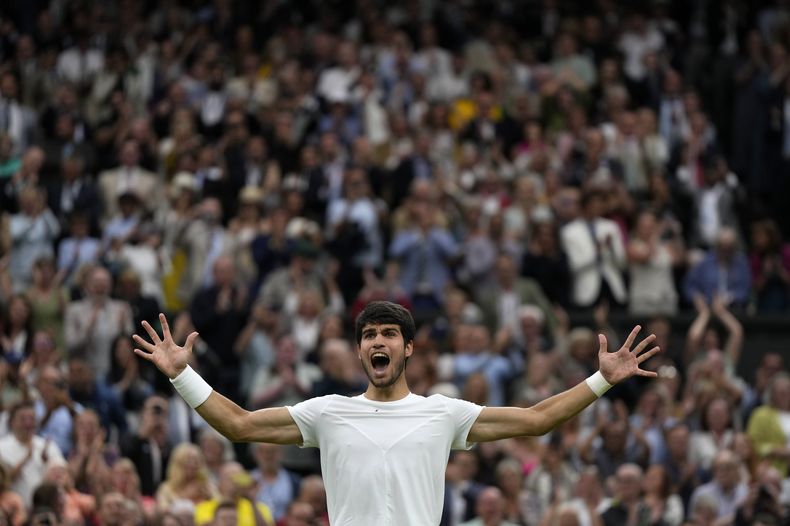 El español Carlos Alcaraz celebra su triunfo sobre el ruso Daniil Medvedev en la semifinal de Wimbledon, el viernes 14 de julio de 2023, en Londres. (AP Foto/Alastair Grant)