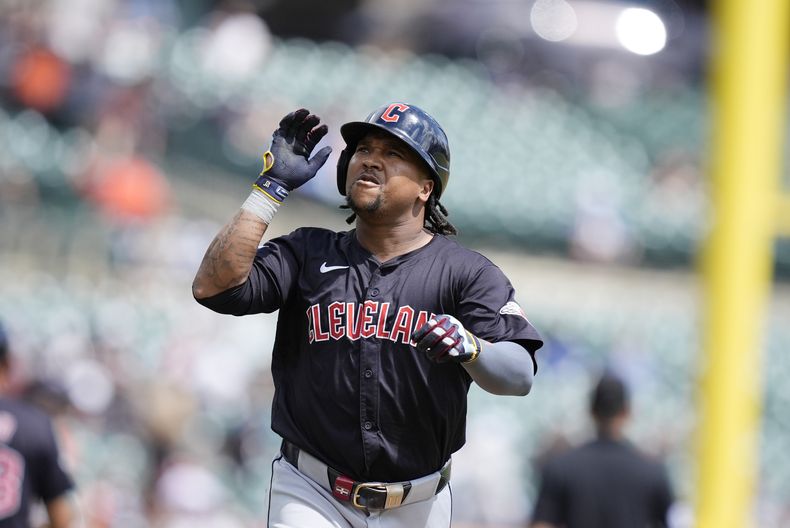 El dominicano José Ramírez, bateador designado de los Guardianes de Cleveland, festeja su jonrón de dos carreras ante los Tigres de Detroit, el martes 30 de julio de 2024 (AP Foto/Carlos Osorio)